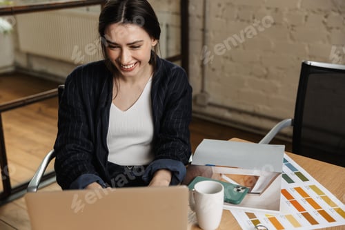 Preview: Confident attractive young woman entrepreneur