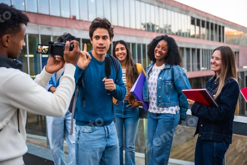 Visualização: Diversos estudantes fazendo vlogs no campus, compartilhando o estilo de vida universitário
