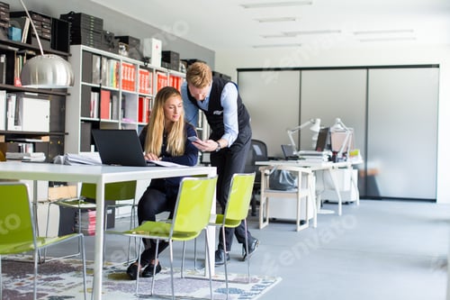 Visualização: Jovem casal no escritório