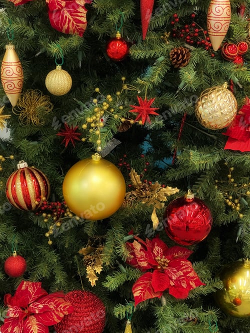 Preview: Vibrant and colorful Christmas ornaments hang from the Christmas tree!