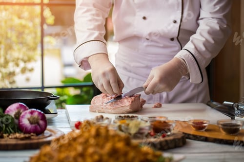 Vista previa: El hombre está cortando carne cruda