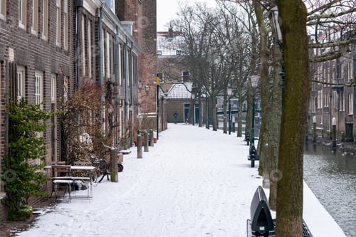 Vorschau: Schnee auf dem Boden an der Pottenkade im historischen Dordrecht