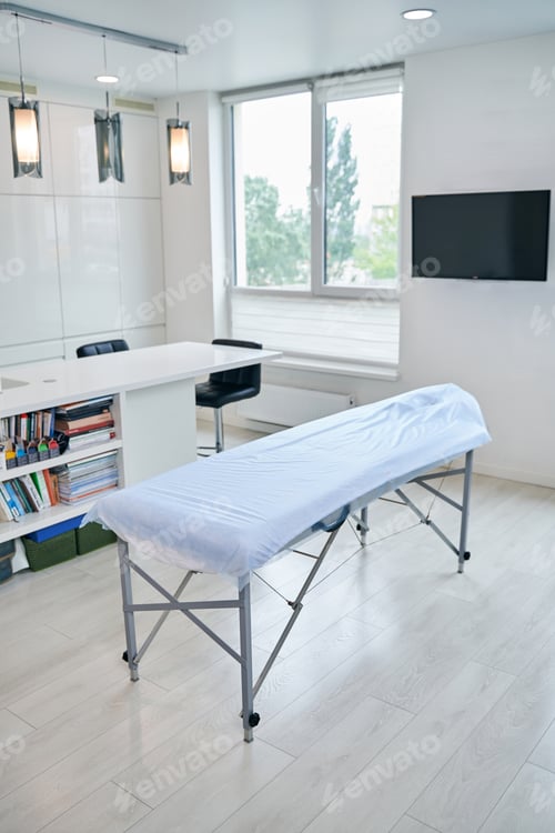 Preview: Image of medical couch standing in medical office