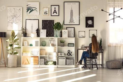 Preview: Freelancer woman in home office