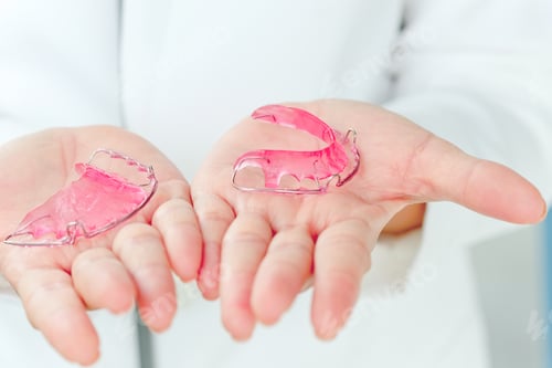 Preview: Dentist holding Retainer