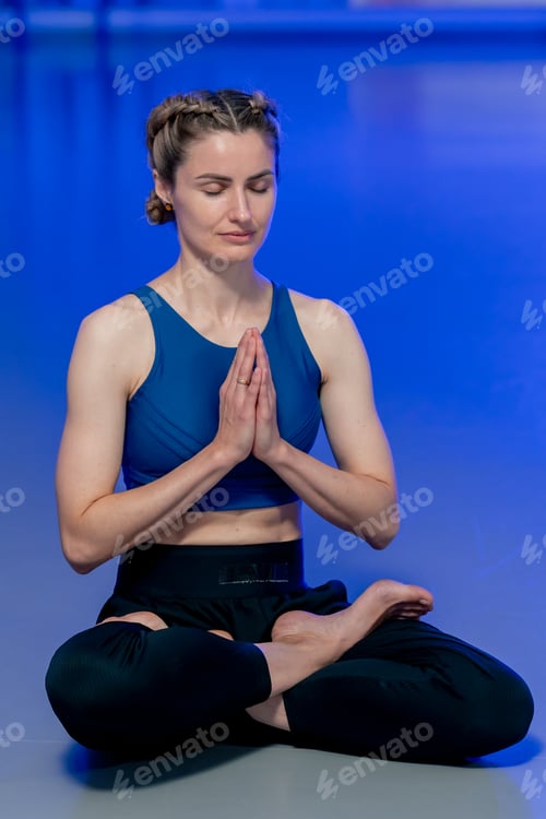 Preview: in the spiritual development studio master class in yoga middle-aged girl in a blue top and pants in