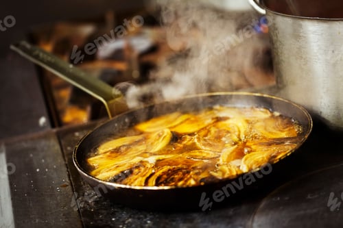 Preview: Close up of a tarte tatin in a frying pan.