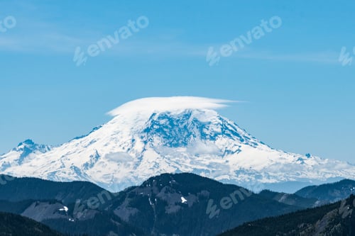Preview: Lenticular cloud over Mount Rainier under blue sky