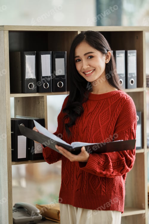 Preview: Portrait of Businesswoman at office
