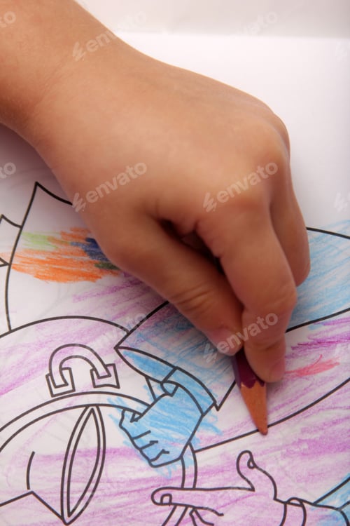 Preview: little girl painting the picture