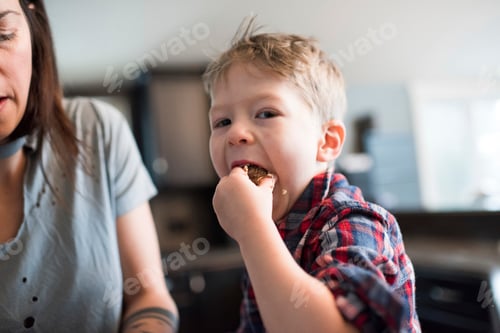 Visualização: Criança comendo bolinho de sementes vegetariano recém-assado