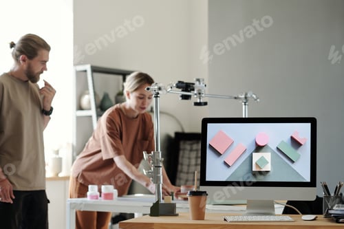 Preview: Computer monitor with photo of objects standing on workplace of photographer