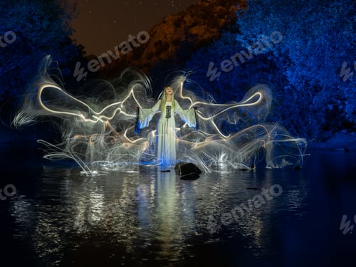 Visualização: foto lightpainting representando um modelo com sombras feitas com lanternas no rio