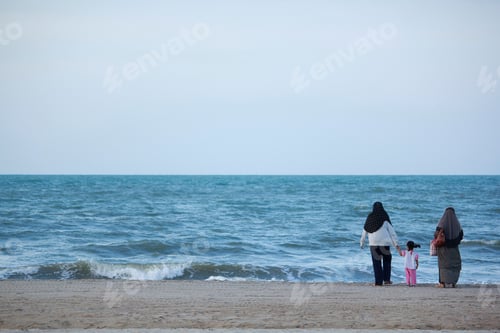 Preview: People watching the sea