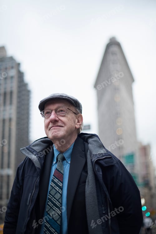 Preview: Portrait of senior man looking away smiling, Manhattan, New York, USA