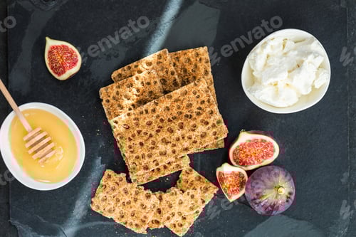 Preview: Healthy snack from wholegrain rye crispbread crackers, figs and