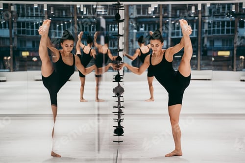 Preview: Beautiful girl training in the gym.