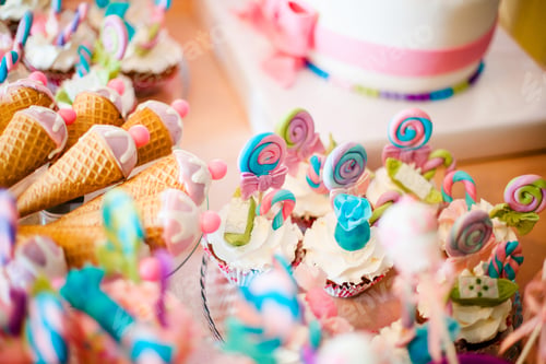 Preview: Candy bar with sweet cakes and decor items in pink colors