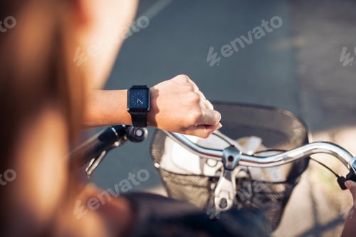 Preview: Hand of a woman with smartwatch
