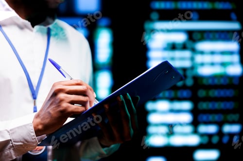 Vista previa: Serviceman runs server diagnostic tests