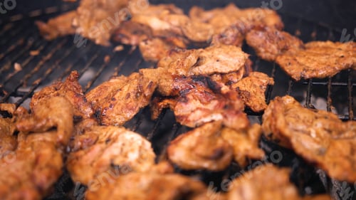 Visualização: Costeletas cozinhando na churrasqueira para uma festa de verão ao ar livre. Fundo de comida com festa de churrasco