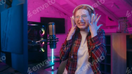 Preview: Stressed angry girl gamer teen in headphones woman online streamer influencer female blogger radio