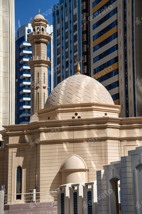 Preview: Traditional mosque in Abu Dhabi surrounded by modern skyscrapers