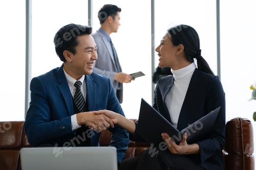 Preview: Business persons make agreement.