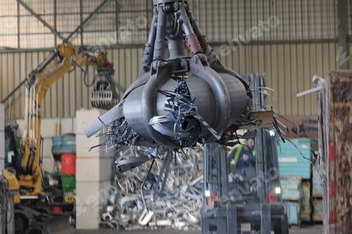 Preview: Clamshell grabbing scrap in a scrap metal recycling plant
