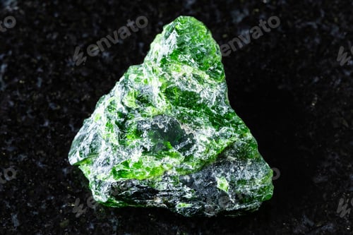 Vista previa: sample of raw chrome diopside mineral on black