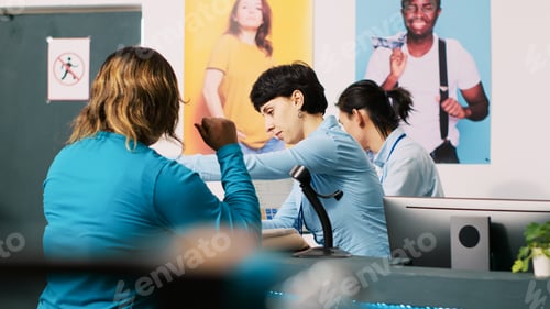 Preview: Manager scanning customer clothes