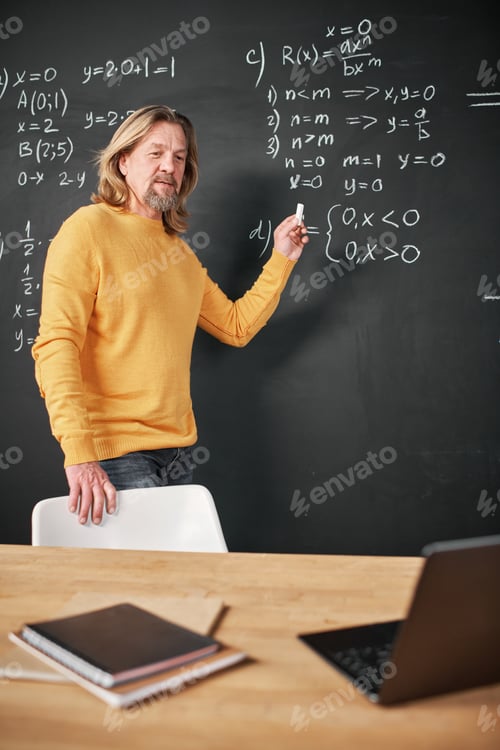 Preview: Teacher explaining material during online lesson
