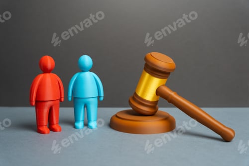 Preview: Two persons and a judge's gavel. A trial and two parties to a conflict.