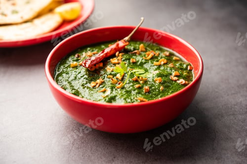 Preview: lasooni palak recipe or dhaba style garlic spinach curry, Indian main course served with naan