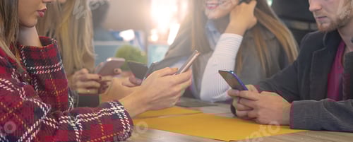 Visualização: Amigos sentados no bar e usando o smartphone