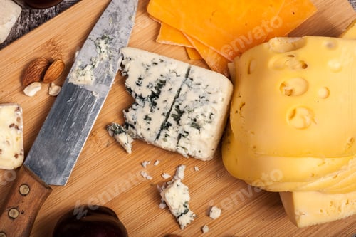 Vorschau: Gesunde Snacks aus verschiedenen Käsesorten, Nüssen und Pflaumen