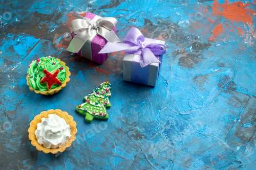 Preview: top view small tarts small gifts xmas tree biscuit on blue red background copy place