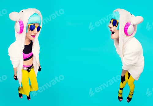 Preview: Funny DJ Girls Sweatshirt Teddy Bear in a blue background listen
