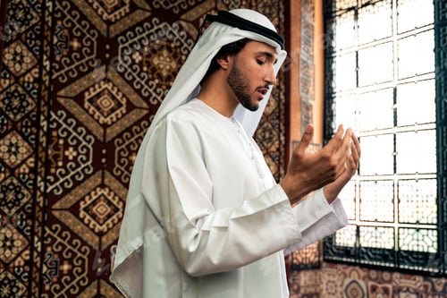 Preview: Man from emirati wearing kandura outfit