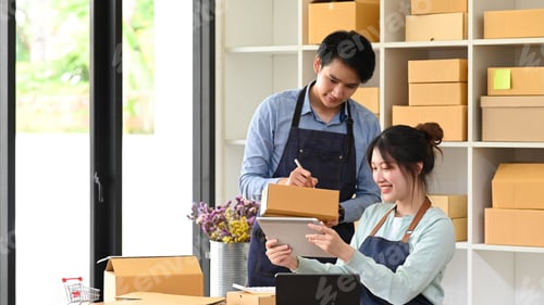 Preview: Online selling, E-commerce concept.