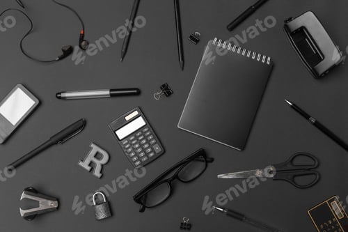 Visualização: Conceito de volta às aulas assistir papel de carta de biscoitos de linha de giz em fundo preto.