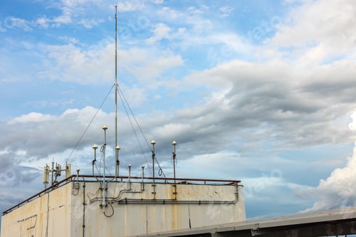 Preview: a radio mast on the roof, and solar panels on the roof