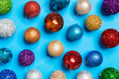 Vista previa: Top view of creative holiday baubles on colorful background. Christmas ornament concept