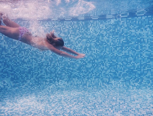 Preview: Woman diving into the swimming pool