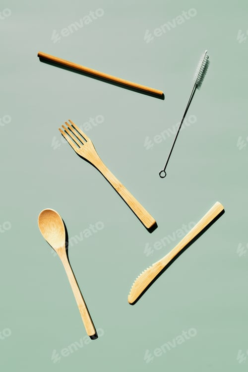 Preview: Eco friendly bamboo cutlery set on light green pastel background