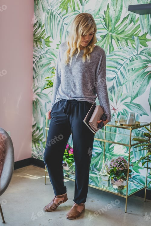 Preview: Woman in comfy clothes with colorful walls