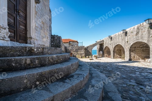 Preview: Entrance to Archaeological Museum in Ulcinj