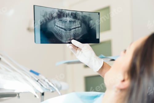 Preview: Doctor talking with her patient and teaching a radiograph.