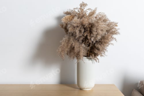 Preview: Minimalistic composition of dried pampas grass in a cylindrical ceramic vase as home decoration.