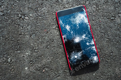 Preview: Smartphone with broken screen